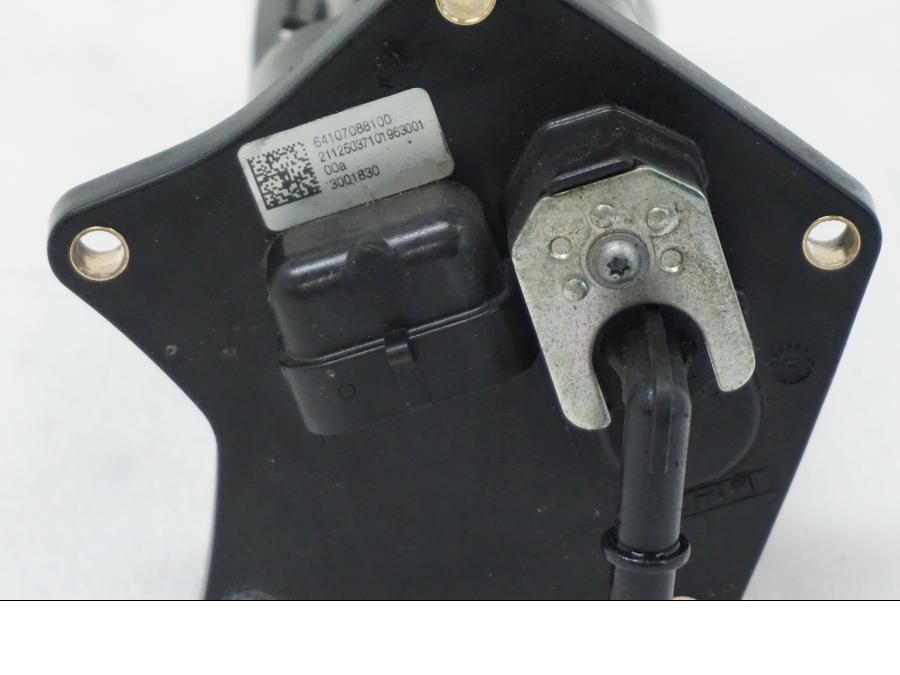 Vänster sida på Bensinpump insprut från en KTM 1290 Super Adventure R -2021 motorcykel.