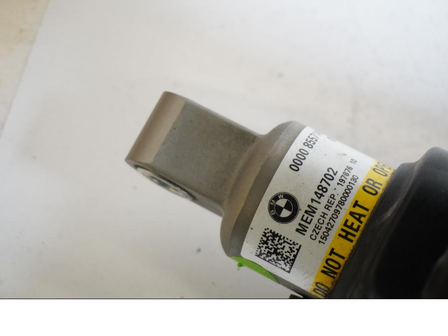 Snett nerifrån på Stötdämpare ESA från en BMW R 1200 RS -2015 motorcykel.