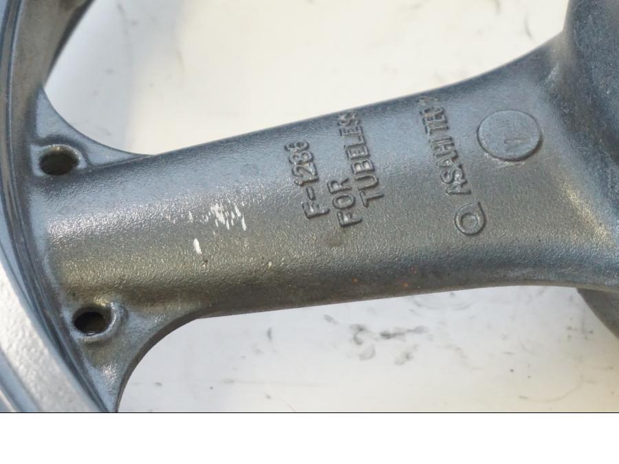 Snett nerifrån på Fälg från en Kawasaki ZR-7 -2001 motorcykel.