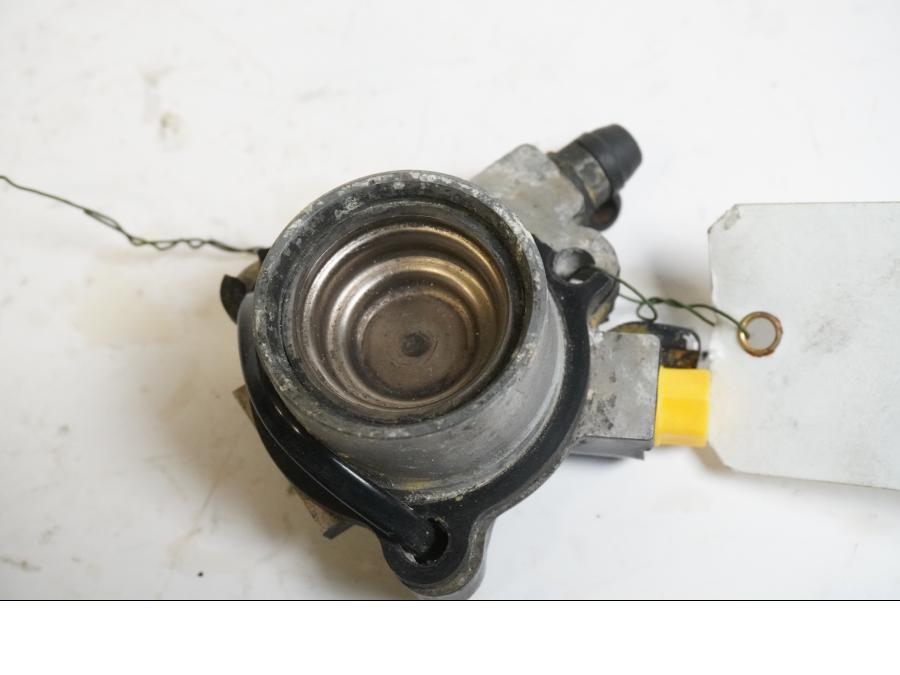 Baksidan pÄ Kopplingslavcylinder frÄn en Kawasaki GPZ 900 -1985 motorcykel.