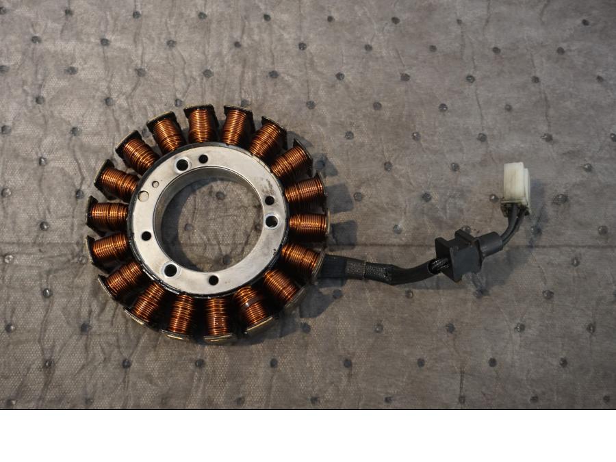 Baksidan på Generator från en Kawasaki VN 1500 Mean Streak -2003 motorcykel.