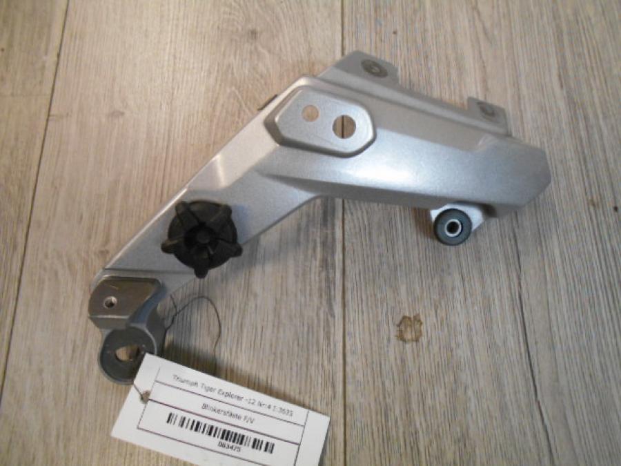 Framsidan på Blinkersfäste från en Triumph Tiger -2012 motorcykel.