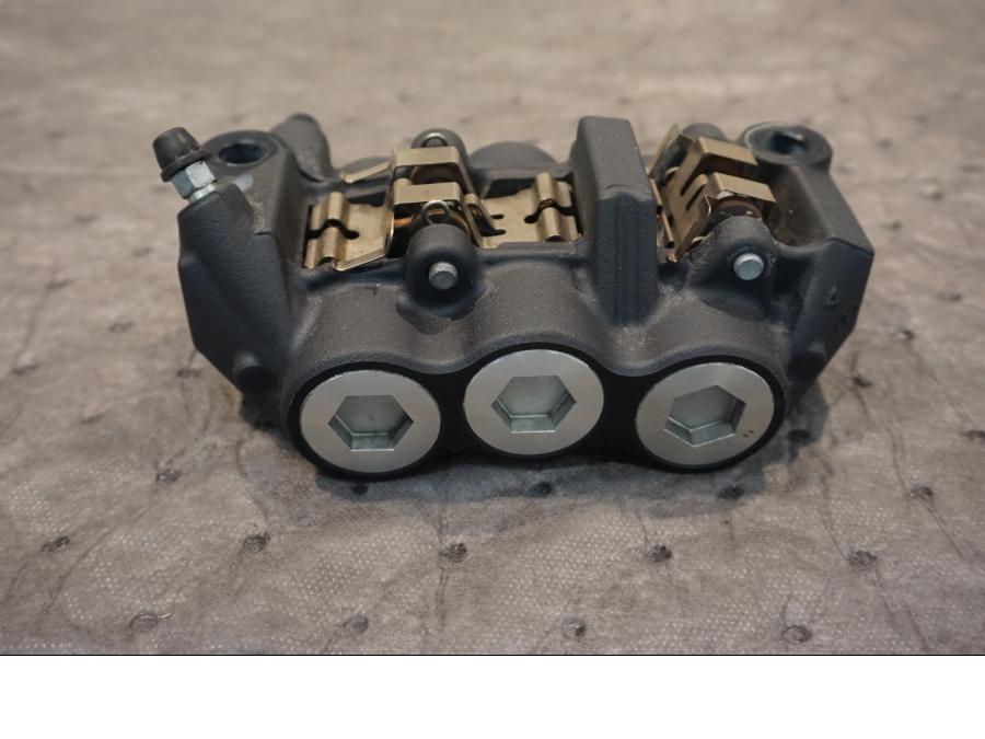 Baksidan på Bromsok från en Yamaha V-Max 1700 -2010 motorcykel.