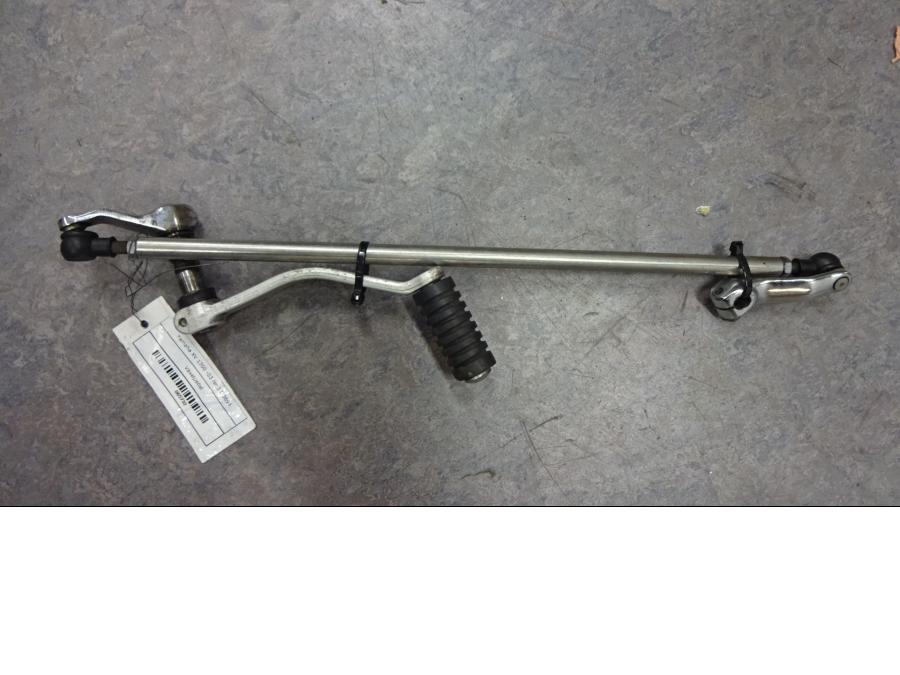 Baksidan på Växelpedal från en Yamaha XV 1700 -2003 motorcykel.