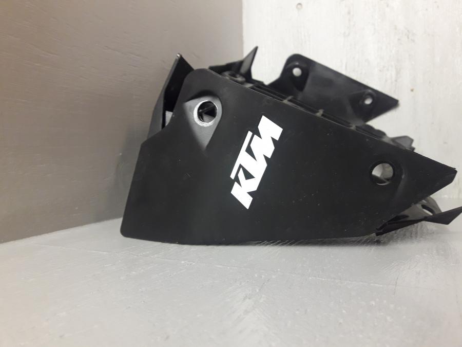 Vänster sida på Vattenkylgaller från en KTM 125 Duke -2017 motorcykel.