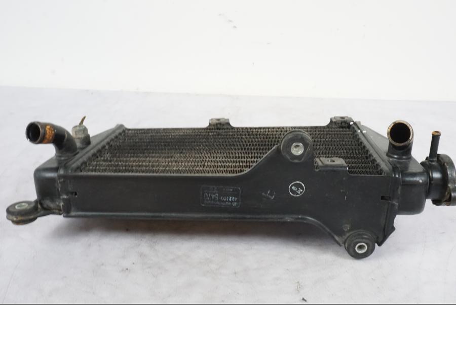 Snett nerifrån på Vattenkyl från en Kawasaki KL 650A -1987 motorcykel.