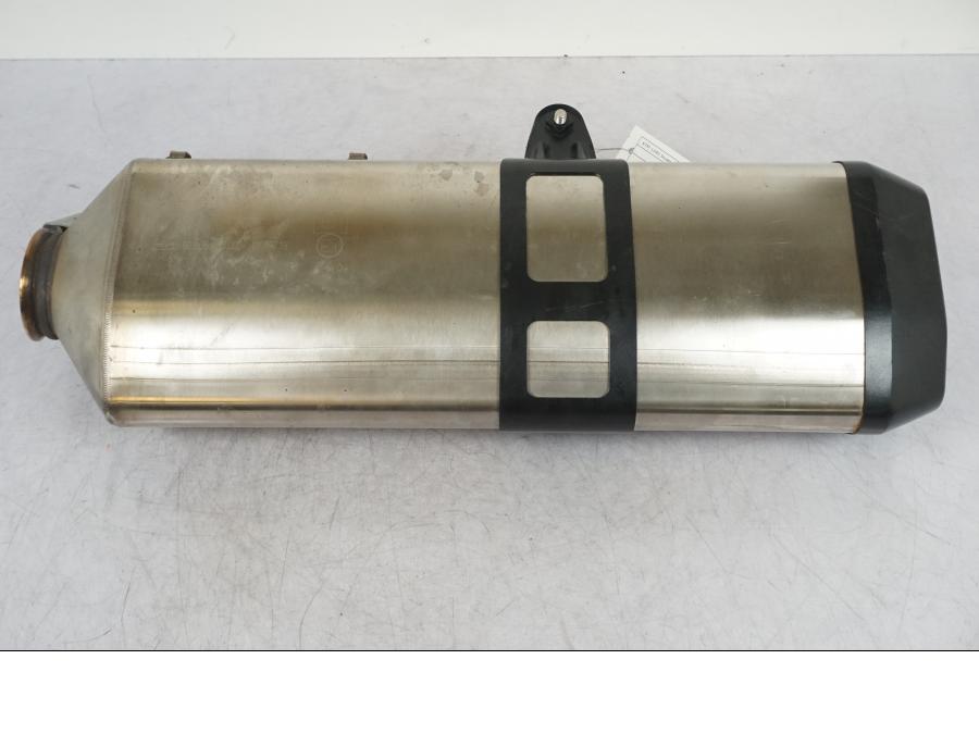 Snett nerifrån på Ljuddämpare från en KTM 1290 Super Adventure R -2018 motorcykel.