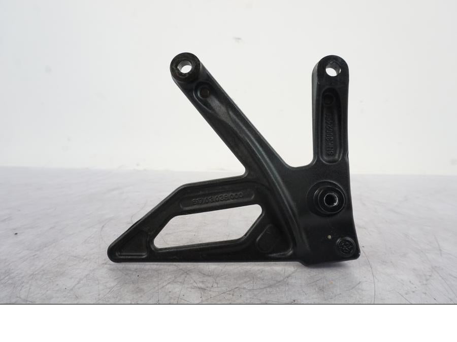 Snett nerifrån på Fotpinne från en KTM 1290 Super Duke R -2021 motorcykel.