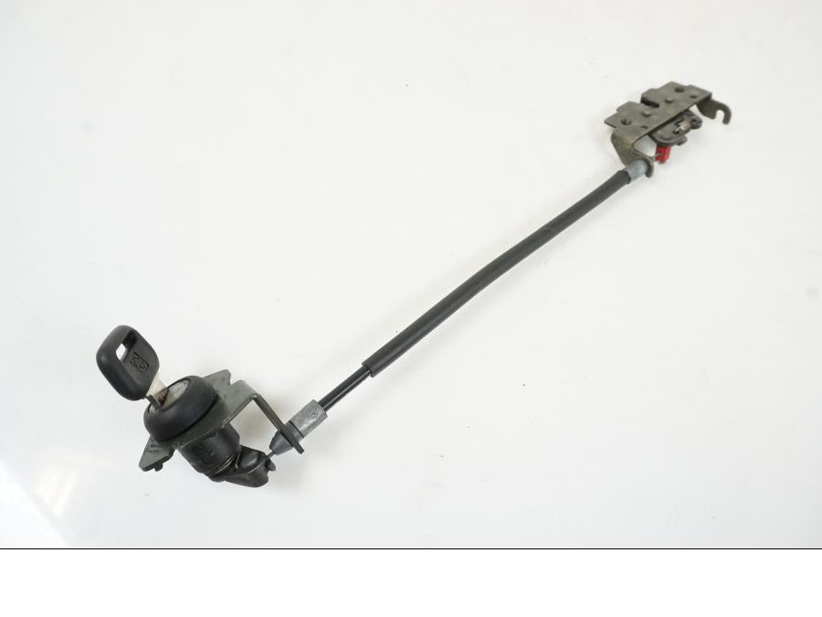 Baksidan på Sadellåsmekanism från en Yamaha BT 1100 -2003 motorcykel.