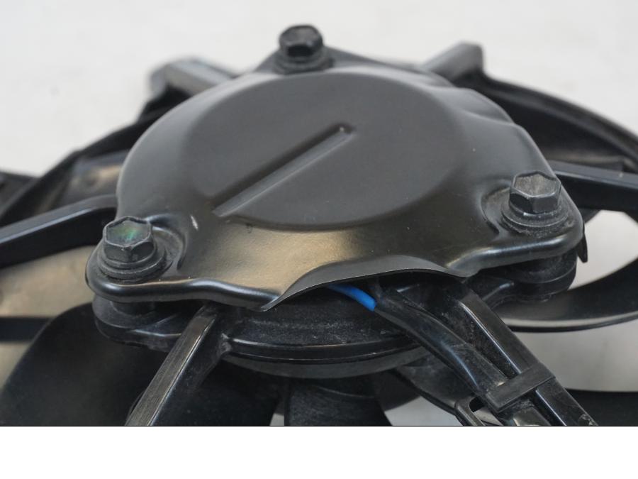 Snett nerifrån på Vattenkylfläkt från en Triumph Speed Triple -2021 motorcykel.