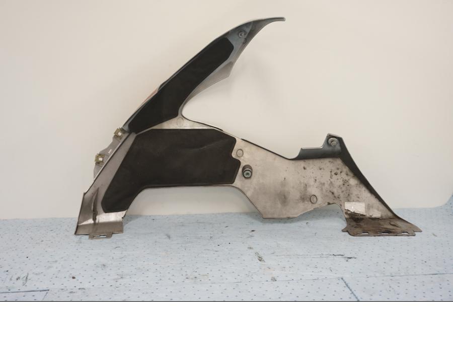 Baksidan på Magkåpa från en Yamaha YZF 1000 R1 -2006 motorcykel.