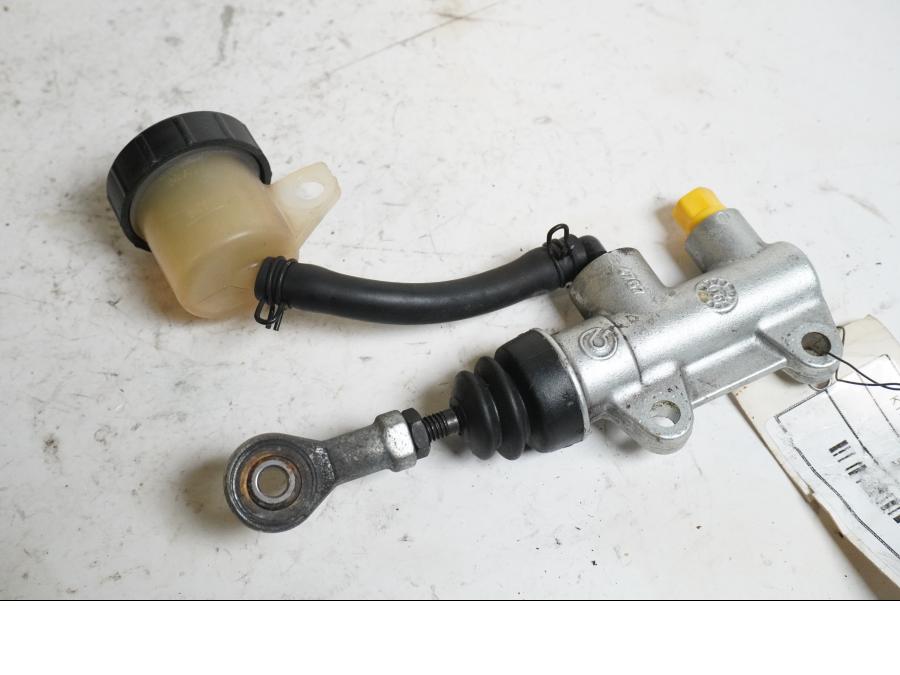 Baksidan på Bromshuvudcylinder från en KTM 990 Super Duke -2006 motorcykel.