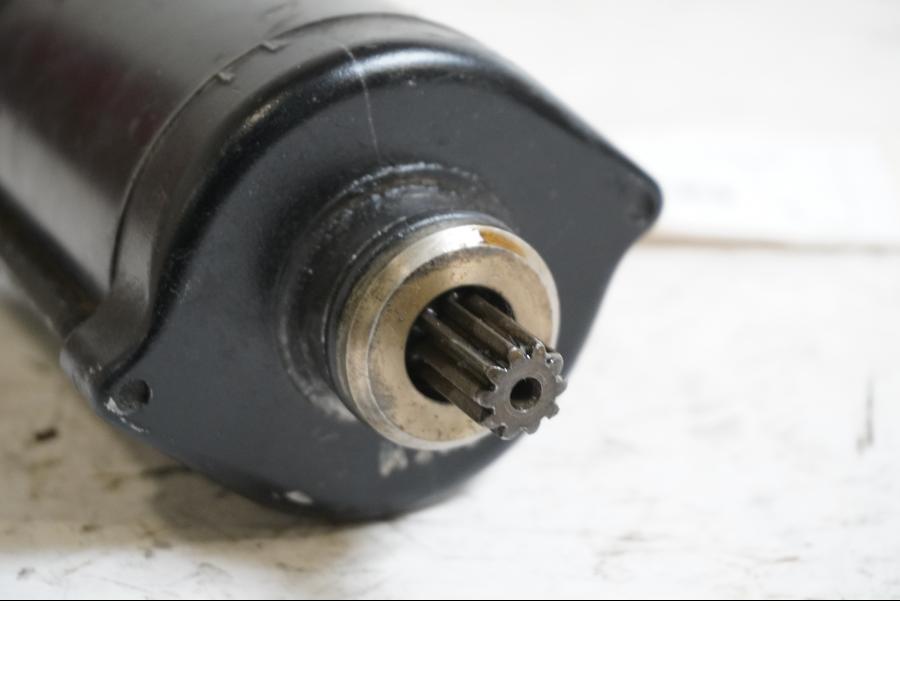 Baksidan på Startmotor från en Kawasaki ZZR 1100 -1992 motorcykel.