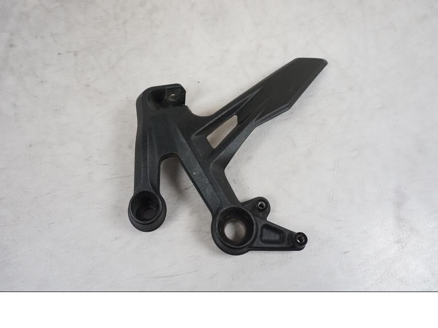 Baksidan på Fotpinnefäste från en KTM 790 Duke -2018 motorcykel.