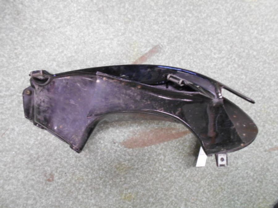 Vänster sida på Luftrör från en Aprilia RSV 1000 -2003 motorcykel.