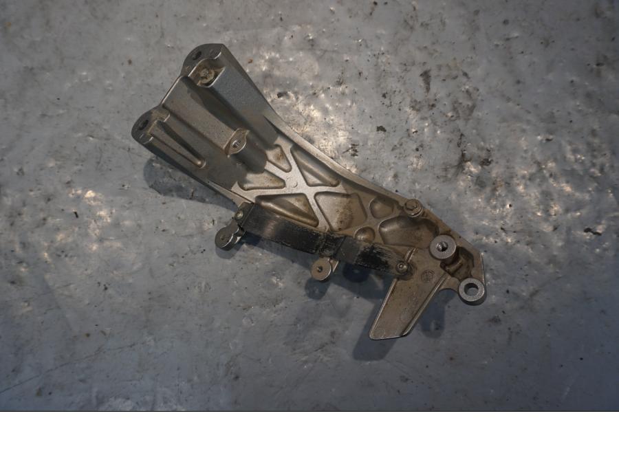 Baksidan på Fotpinnefäste från en Yamaha XT 1200 Z -2011 motorcykel.