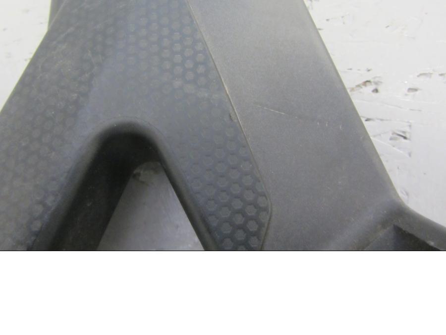 Vänster sida på Fotpinnefäste från en Yamaha XJ 6 -2012 motorcykel.