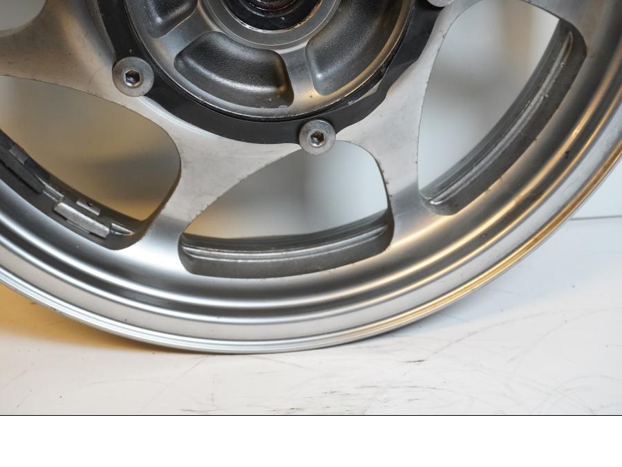 Extrabild6 på Fälg från en Kawasaki VN 2000 -2006 motorcykel.