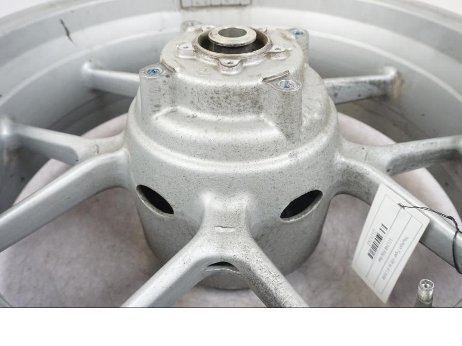 Extrabild6 på Fälg från en Triumph Tiger -2009 motorcykel.