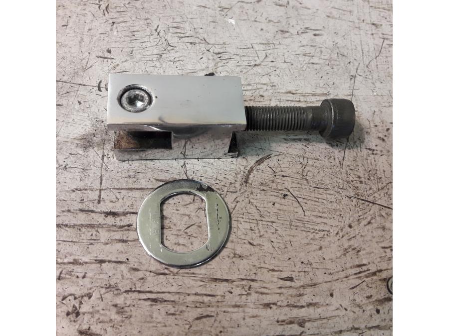 Framsidan på Fotpinnefäste från en Suzuki LS 650 -2002 motorcykel.