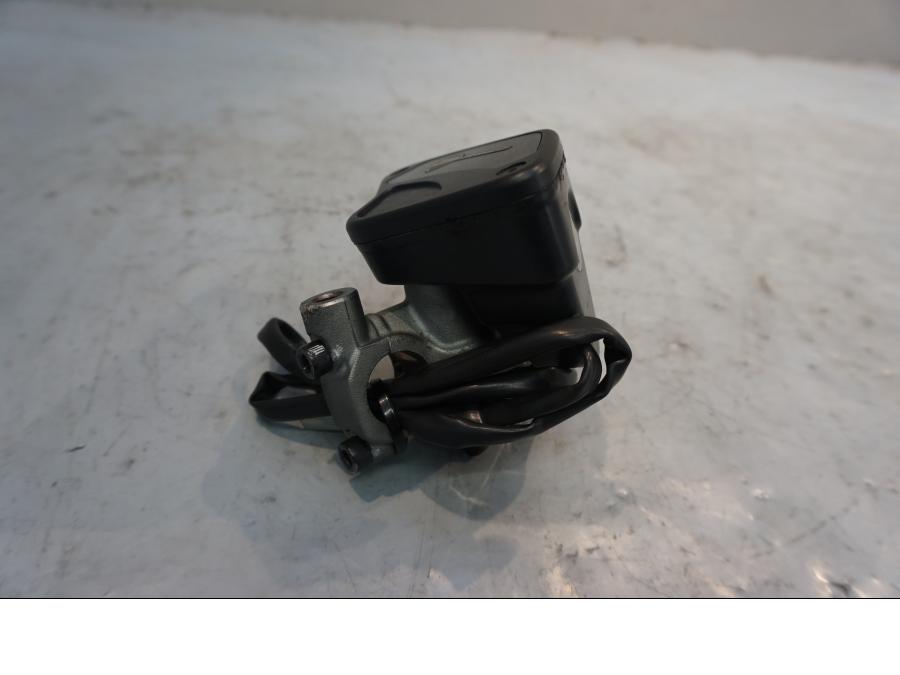 Baksidan på Kopplingshuvudcylinder från en Ducati Diavel -2015 motorcykel.