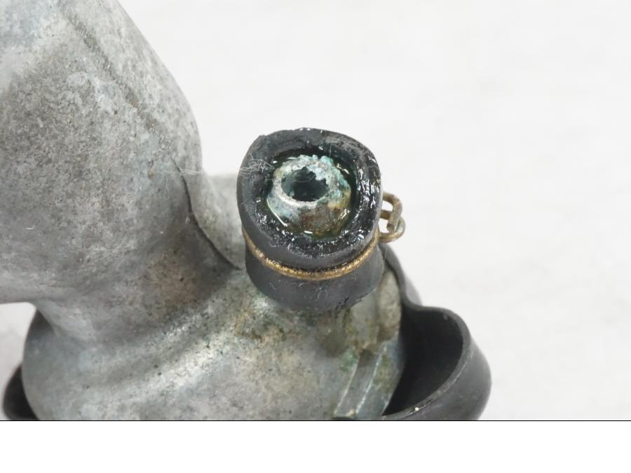 Extrabild1 på Vattentermostathus från en Honda CBR 1000 F -1999 motorcykel.