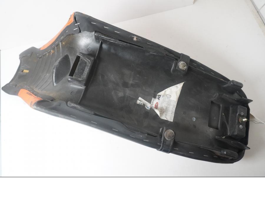 Snett nerifrån på Sadel från en KTM 640 Duke -2006 motorcykel.