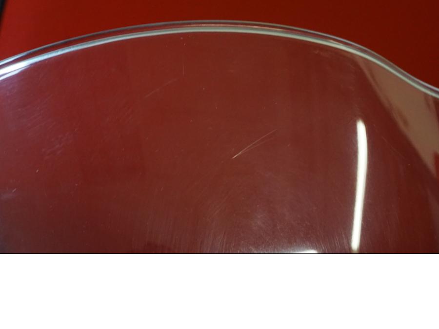 Snett uppifrån på Vindruta från en Suzuki GSF 650 -2005 motorcykel.