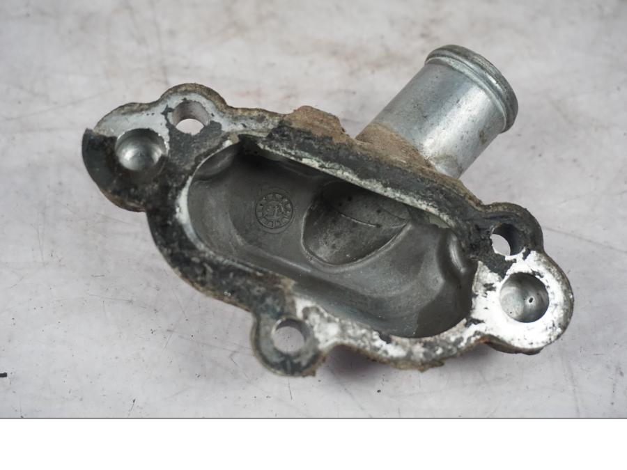 Höger sida på Vattenrör från en Triumph Tiger Explorer -2016 motorcykel.