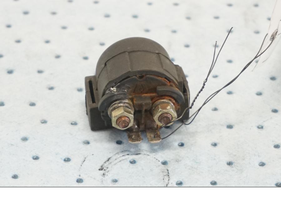 Framsidan på Startrelä från en Triumph Thunderbird 900 -2000 motorcykel.