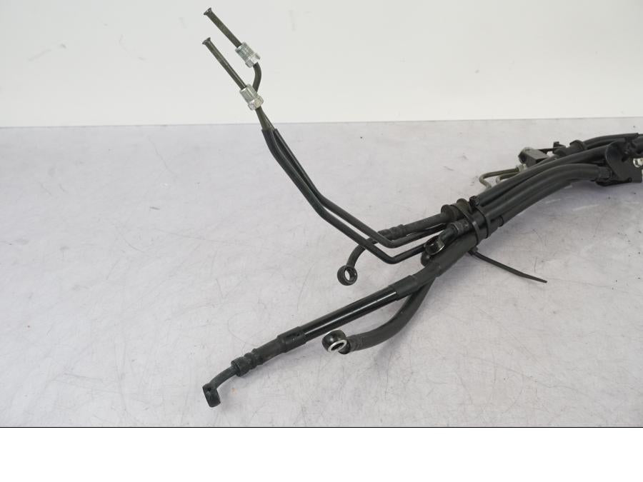 Snett nerifrån på Bromsledning från en Yamaha MT-09 SP -2018 motorcykel.