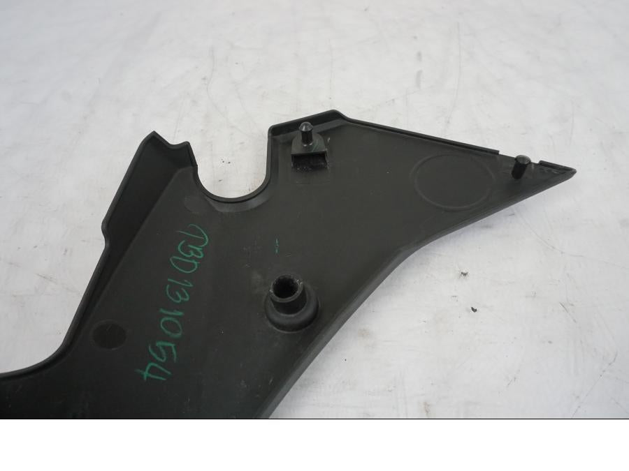 Snett nerifrån på Ramskydd från en Kawasaki ER-6N -2012 motorcykel.