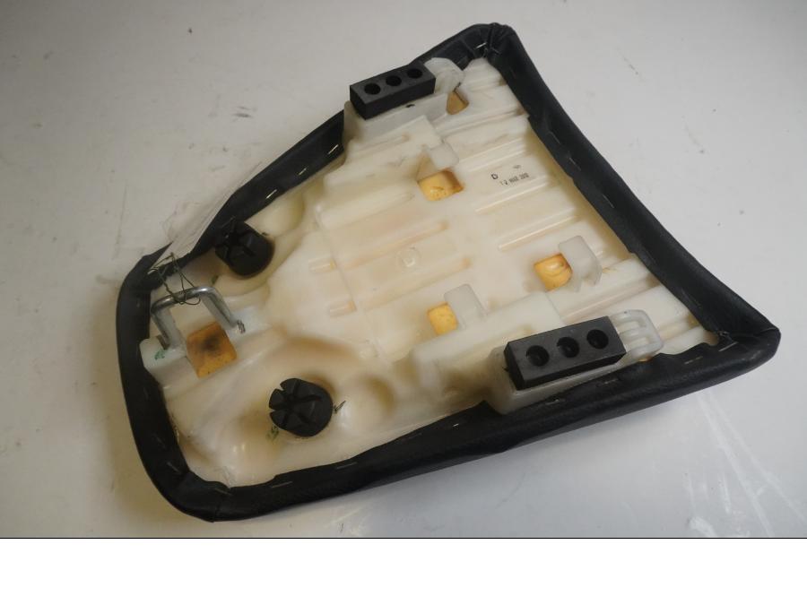 Höger sida på Sadel från en Honda CBF 125 -2010 motorcykel.