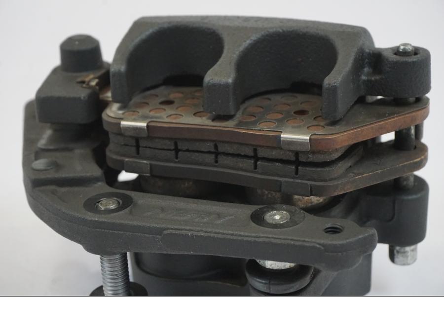 Snett nerifrån på Bromsok från en Triumph Trident -2021 motorcykel.