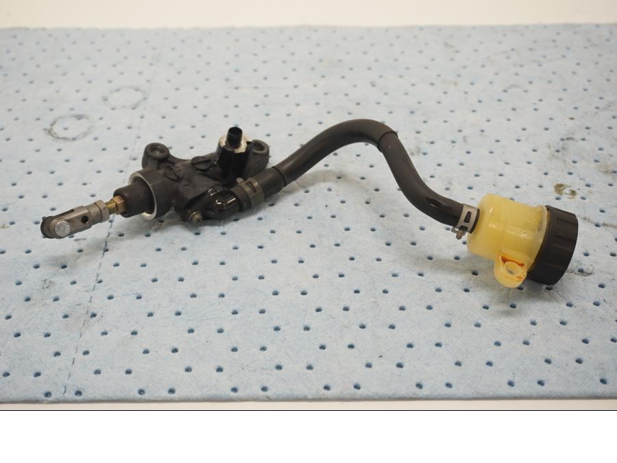 Baksidan på Bromshuvudcylinder från en Yamaha YZF 1000 R1 -2003 motorcykel.