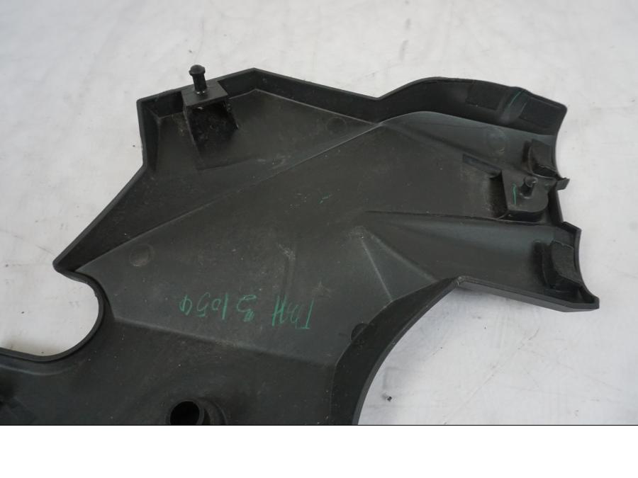 Snett nerifrån på Ramskydd från en Kawasaki ER-6N -2012 motorcykel.