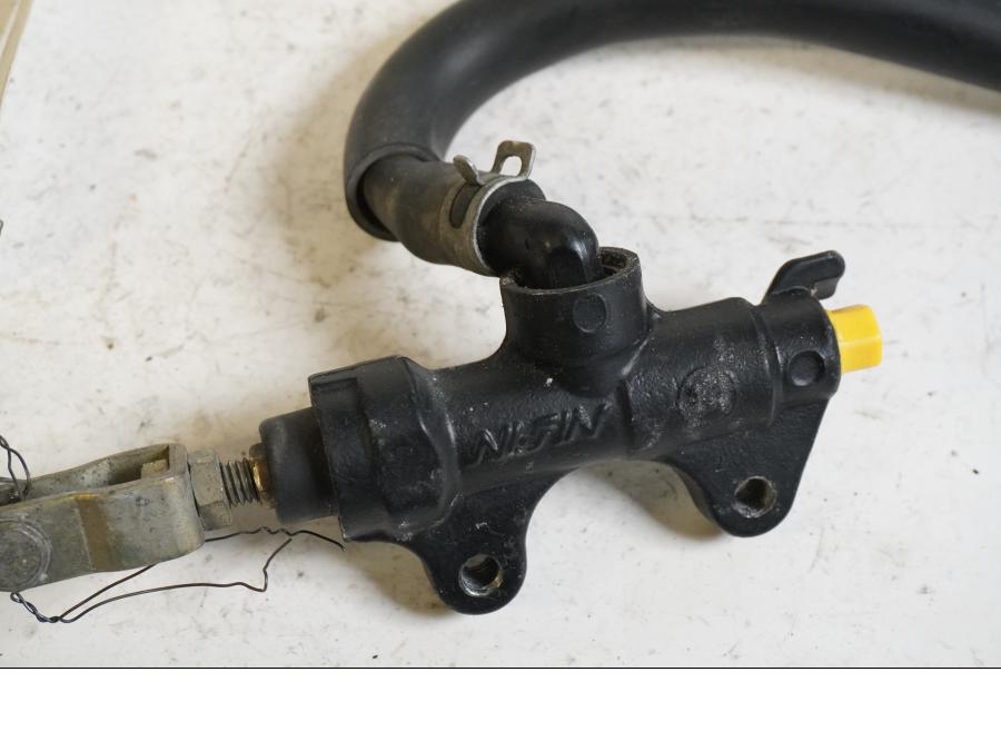 Baksidan på Bromshuvudcylinder från en Triumph TT 600 -2001 motorcykel.