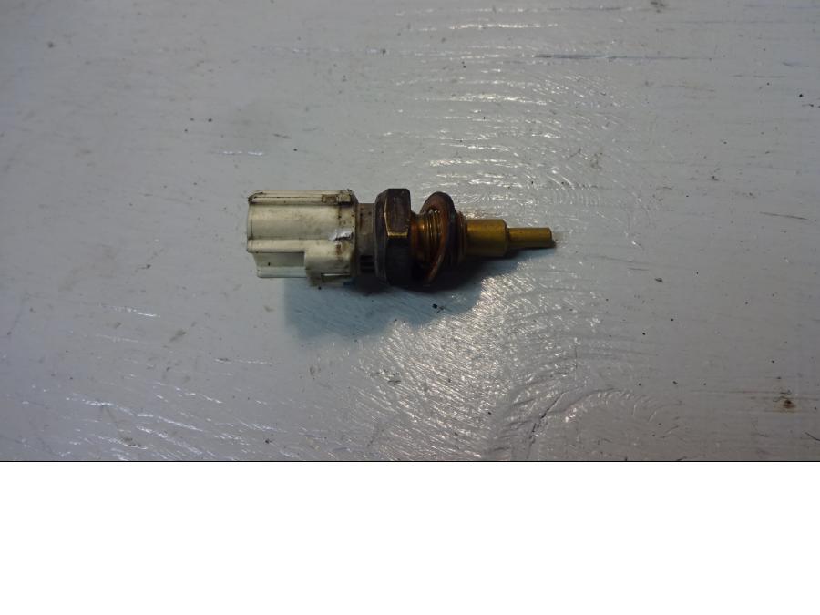 Framsidan på Vattentermostatgivare från en Yamaha YZF-R 125 -2012 motorcykel.