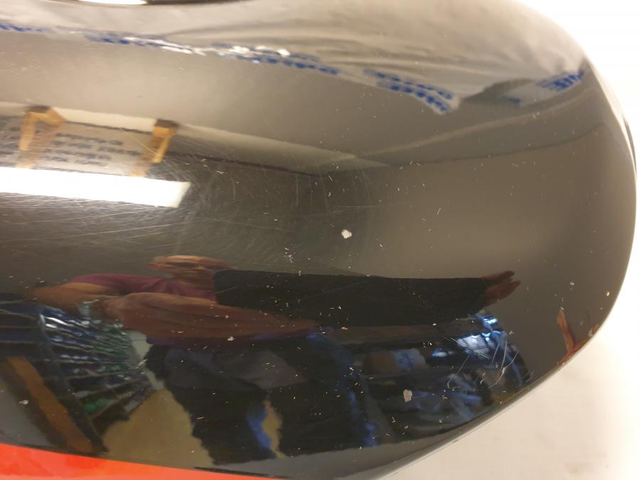 Snett nerifrån på Bensintank från en Kawasaki GPZ 500 -1988 motorcykel.