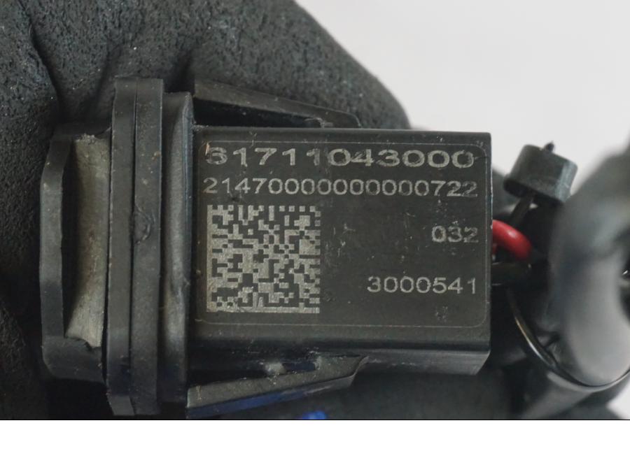 Snett uppifrån på USB-uttag från en KTM 1290 Super Duke R -2022 motorcykel.