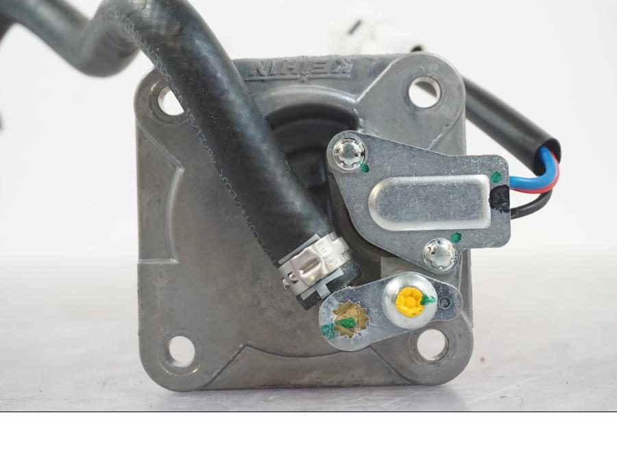 Extrabild3 på Bensinpump insprut från en KTM 1290 Super Duke R -2022 motorcykel.