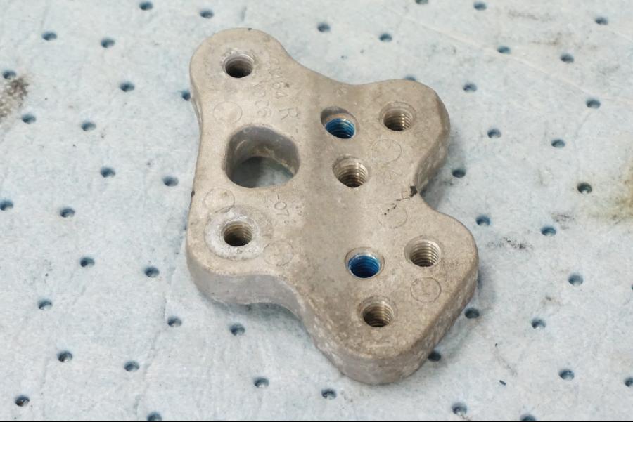 Snett nerifrån på Fotpinnefäste inre från en Suzuki GSX-R 1000 -2008 motorcykel.