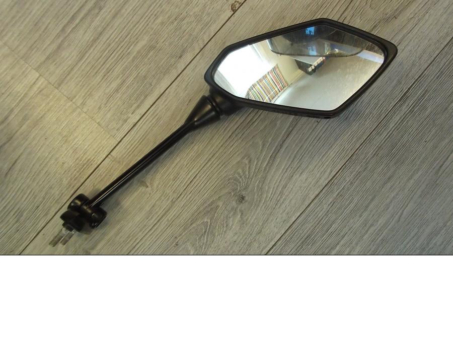 Baksidan på Backspegel från en Kawasaki Z 1000 -2011 motorcykel.