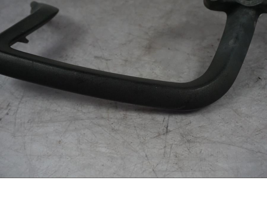 Vänster sida på Passagerarhandtag från en Triumph Tiger Explorer -2016 motorcykel.