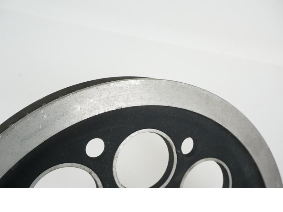 Snett nerifrån på Remhjul från en H-D Dyna Low Rider FXDL -2004 motorcykel.