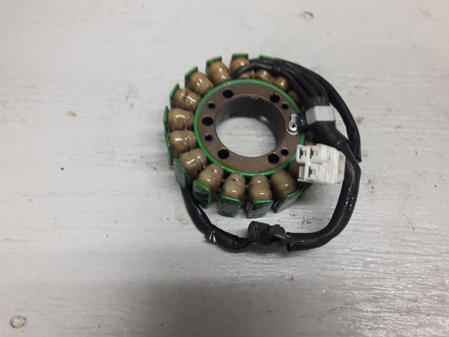 Framsidan på Generator från en Kawasaki ER-6N -2015 motorcykel.