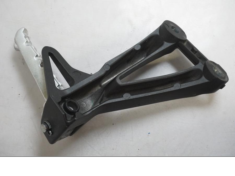 Snett uppifrån på Fotpinne från en Yamaha MT-09 -2019 motorcykel.