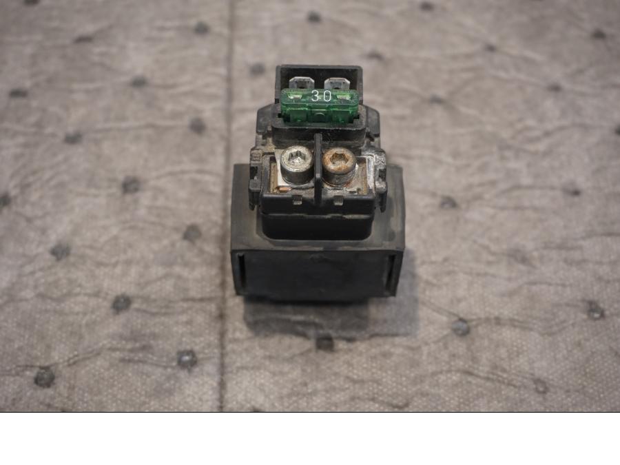 Framsidan på Startrelä från en Honda XRV 750 -1995 motorcykel.