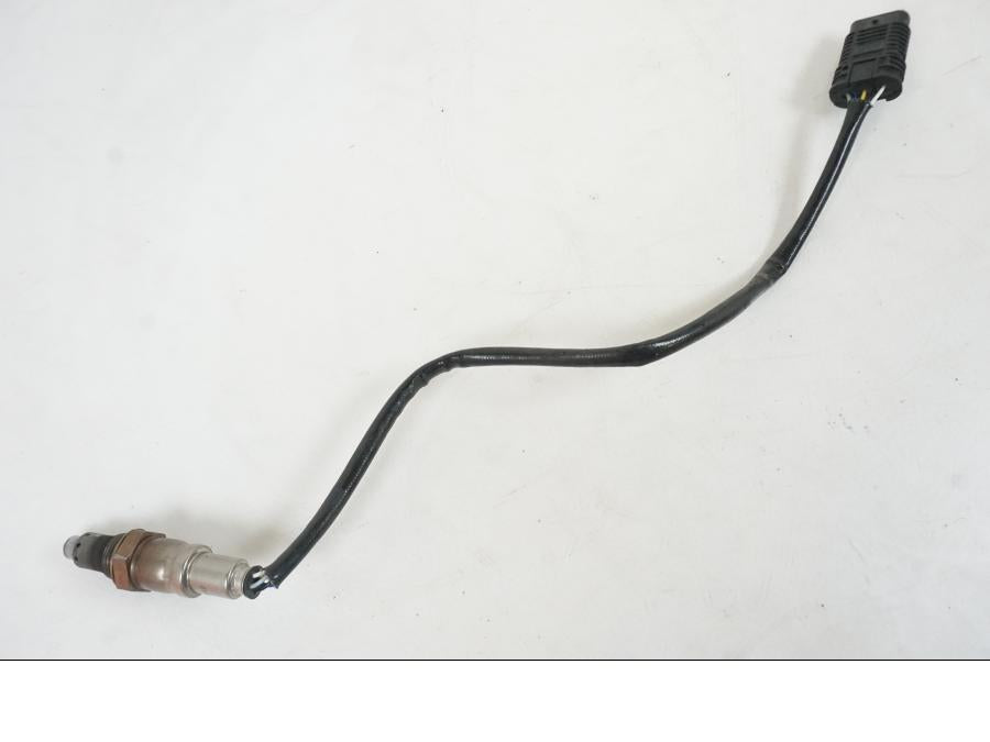 Snett nerifrån på Lambdasond från en BMW R 1250 GS -2021 motorcykel.