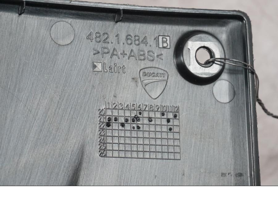 Snett nerifrån på Motorskyddskåpa från en Ducati Multistrada V4 -2024 motorcykel.